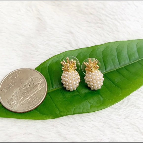 🌵 Pearl & Gold Pineapple Earrings - Picture 4 of 6